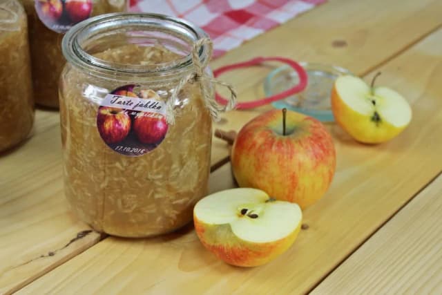 Jak zrobić jabłka w słoiki na szarlotkę, aby zachować ich smak Jak zrobić jabłka w słoiki na szarlotkę, aby zachować ich smak