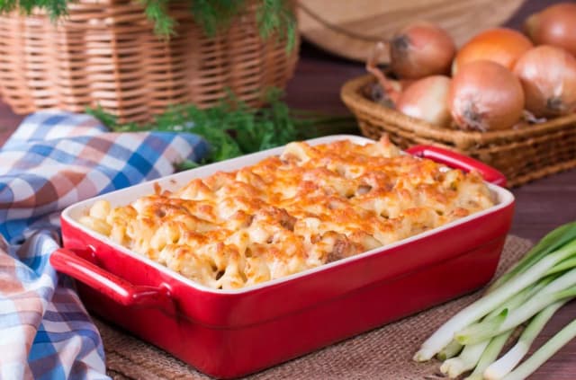 Pyszna zapiekanka makaronowa z sosem śmietanowym – przepis krok po kroku Pyszna zapiekanka makaronowa z sosem śmietanowym – przepis krok po kroku