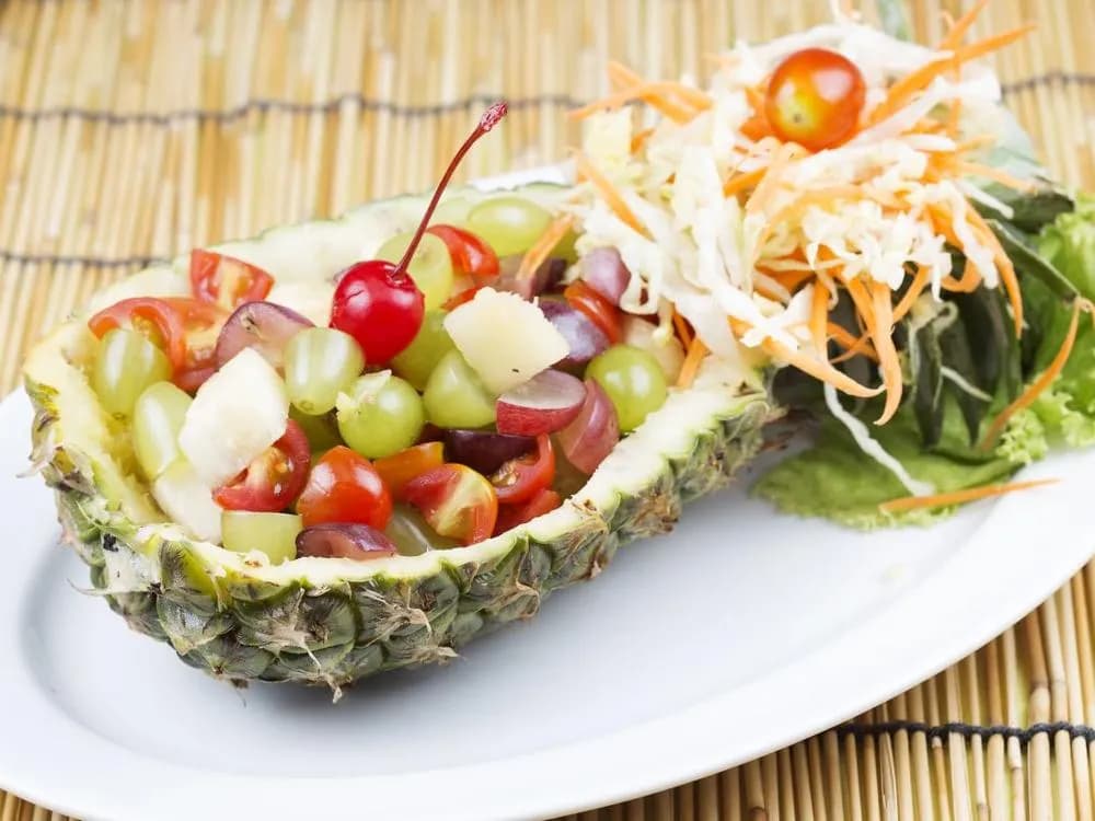 Jak udekorować sałatkę, aby zachwycić gości i podnieść smak? Jak udekorować sałatkę, aby zachwycić gości i podnieść smak?