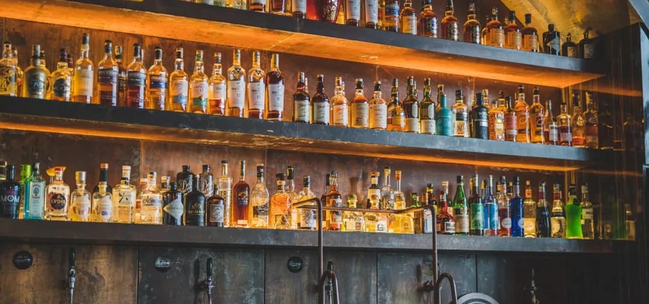 Ile może stać otwarta whisky? Sprawdź, jak nie stracić jakości Ile może stać otwarta whisky? Sprawdź, jak nie stracić jakości