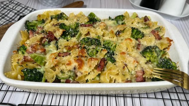 Pyszna zapiekanka z makaronem i brokułem – prosty przepis krok po kroku Pyszna zapiekanka z makaronem i brokułem – prosty przepis krok po kroku