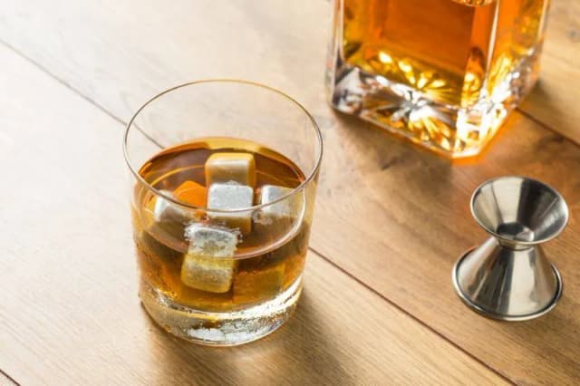 Czy metalowe kostki do whisky są warte zakupu? Odkryj zalety i wady Czy metalowe kostki do whisky są warte zakupu? Odkryj zalety i wady