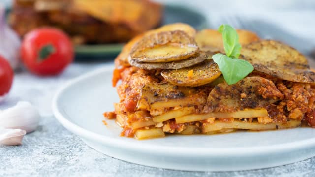 Smaczna zapiekanka z tofu - prosty przepis na wegańskie danie Smaczna zapiekanka z tofu - prosty przepis na wegańskie danie