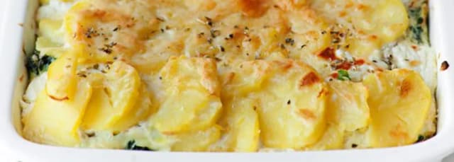 Prosta zapiekanka ze szpinakiem bez mięsa, która zachwyci smakiem Prosta zapiekanka ze szpinakiem bez mięsa, która zachwyci smakiem