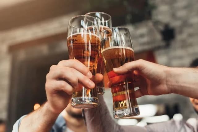 Ile trzyma 5 piw? Poznaj czas metabolizmu alkoholu i ryzyko jazdy Ile trzyma 5 piw? Poznaj czas metabolizmu alkoholu i ryzyko jazdy