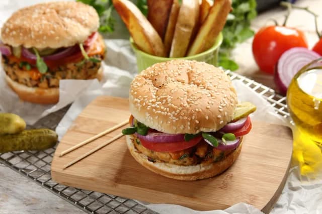 Jak zrobić domowe hamburgery z mięsa mielonego, które zachwycą smakiem Jak zrobić domowe hamburgery z mięsa mielonego, które zachwycą smakiem