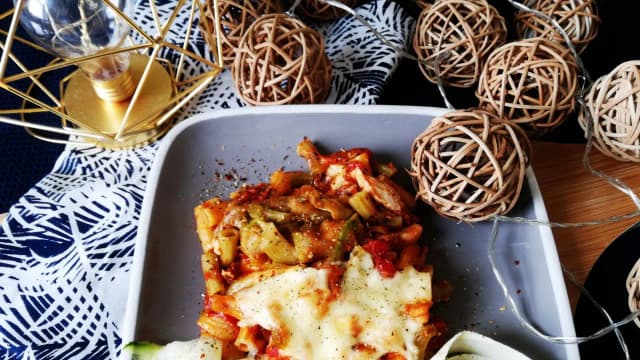 Prosta zapiekanka z cukinią i kurczakiem, która zachwyci smakiem Prosta zapiekanka z cukinią i kurczakiem, która zachwyci smakiem
