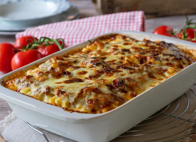 Zapiekanka z makaronem spaghetti i mielonym mięsem, która zachwyca smakiem Zapiekanka z makaronem spaghetti i mielonym mięsem, która zachwyca smakiem