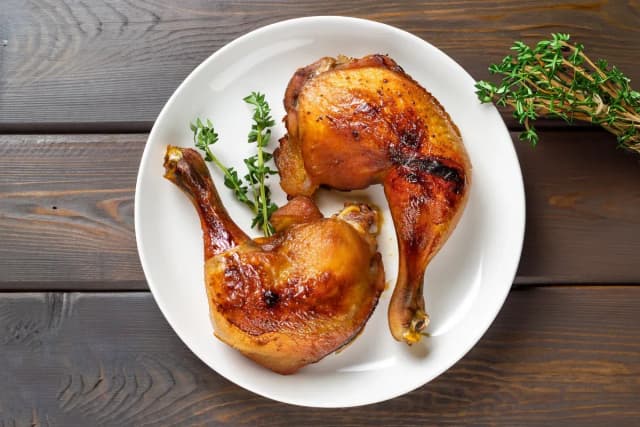 Jak piec udka w piekarniku, aby były soczyste i aromatyczne Jak piec udka w piekarniku, aby były soczyste i aromatyczne