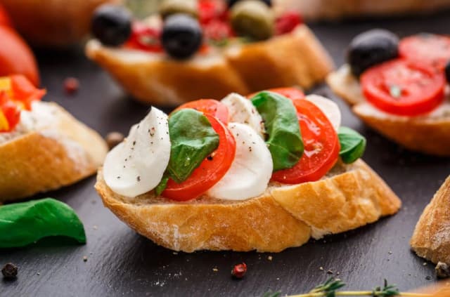 Jakie przekąski do alkoholu? Odkryj najlepsze połączenia na imprezę Jakie przekąski do alkoholu? Odkryj najlepsze połączenia na imprezę