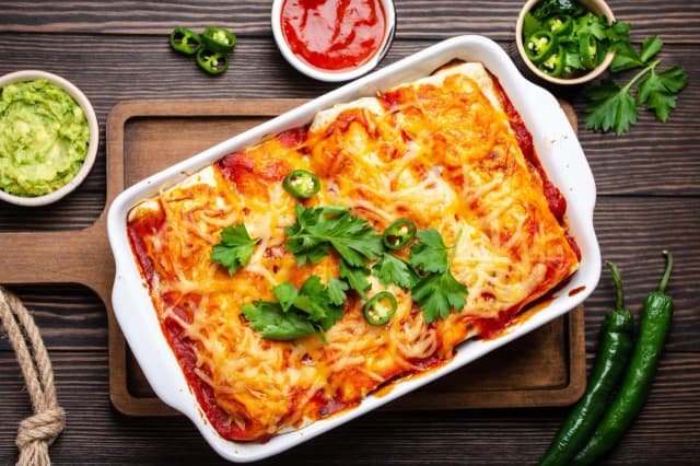 Przepis na zapiekankę z resztek pieczonego kurczaka, która zachwyci Przepis na zapiekankę z resztek pieczonego kurczaka, która zachwyci