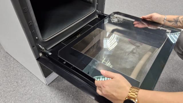 Jak zdjąć drzwi od piekarnika Amica - proste kroki i porady Jak zdjąć drzwi od piekarnika Amica - proste kroki i porady